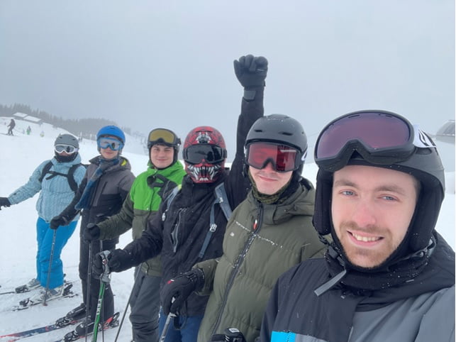 Jugendgruppe auf Skifahrt